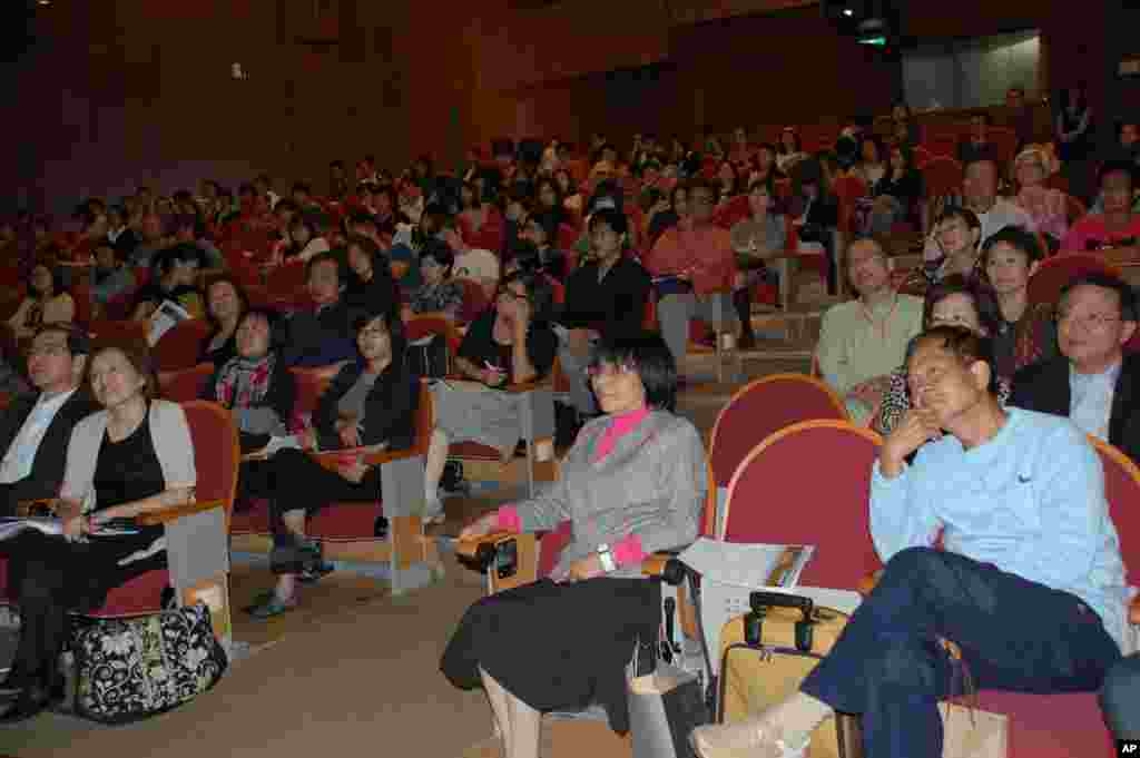 不少人参加《艾未未•缺席》美术展研讨会，前排右一为美国之音报道中提到的欧阳安国