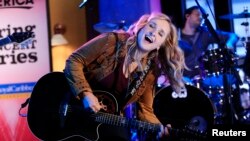 Penyanyi Melissa Etheridge yang berusia 52 tahun, tetap tampil enerjik dan bersemangat (foto: dok).
