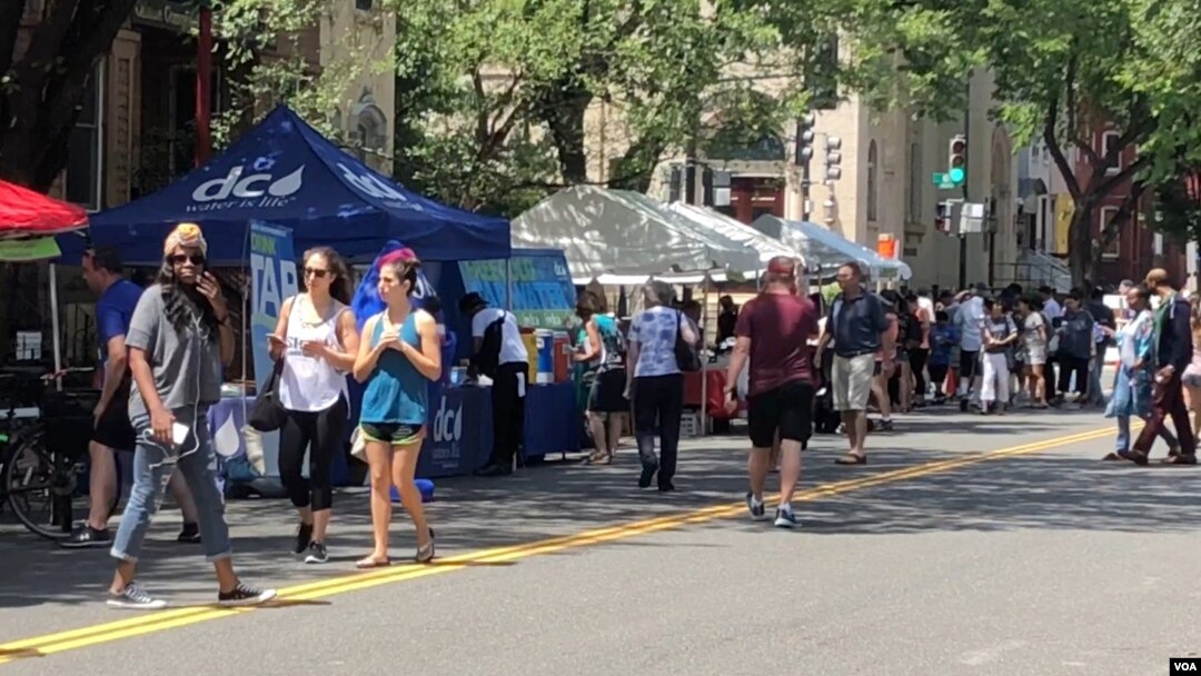 Ratusan pengunjung menghampiri berbagai stand dalam festival di H St, Chinatown, Washington DC, Sabtu (7/7). 