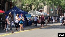 Ratusan pengunjung menghampiri berbagai stand dalam festival di H St, Chinatown, Washington DC, Sabtu (7/7). 