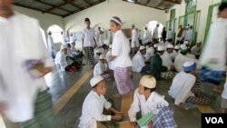 Beberapa siswa beristirahat setelah membaca kitab suci Qur'an di Pesantren Al Mukmin, Solo, tahun 2006 silam. (foto: dok)