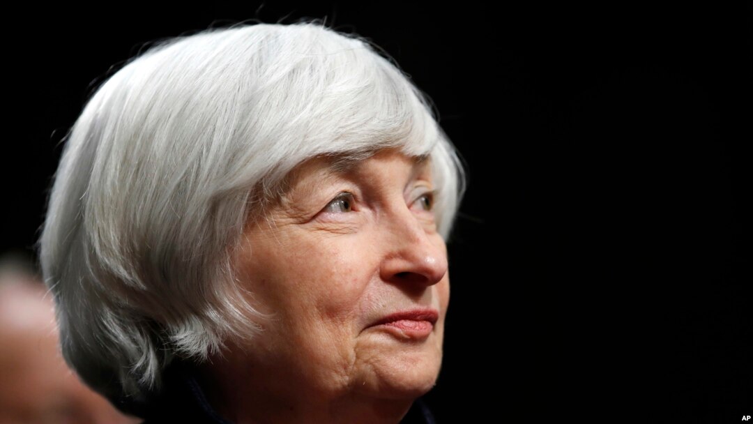 Gubernur Janet Yellen mendengarkan perkenalan saat menerima penghargaan Paul H. Douglas Award untuk Etika di Pemerintahan, di Capitol Hill di Washington, 7November 2017.
