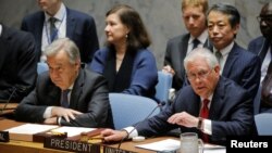 Le secrétaire d'État américain Rex Tillerson, à droite, parle à côté du Secrétaire général Antonio Guterres lors d'une réunion du Conseil de sécurité sur la situation en Corée du Nord aux Nations Unies (U.N.) à New York, le 28 avril 2017.