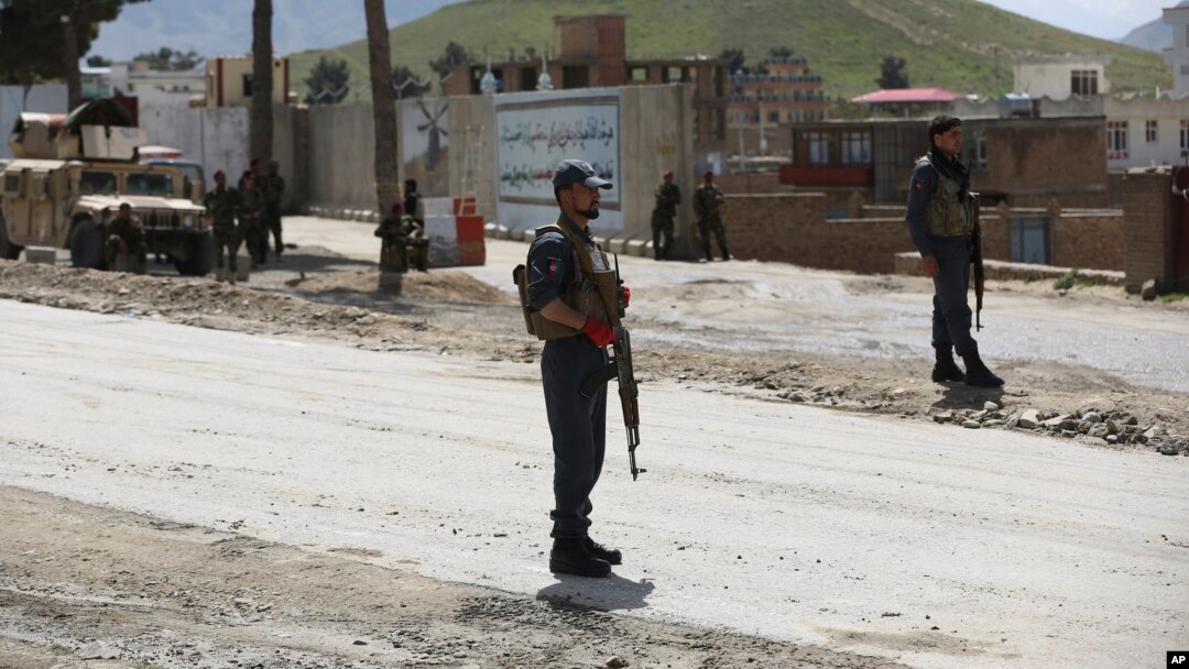 Para petugas keamanan berjaga di lokasi serangan bom bunuh diri di pinggiran Kabul, Afghanistan, 29 April 2020.