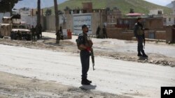 Para petugas keamanan berjaga di lokasi serangan bom bunuh diri di pinggiran Kabul, Afghanistan, 29 April 2020.