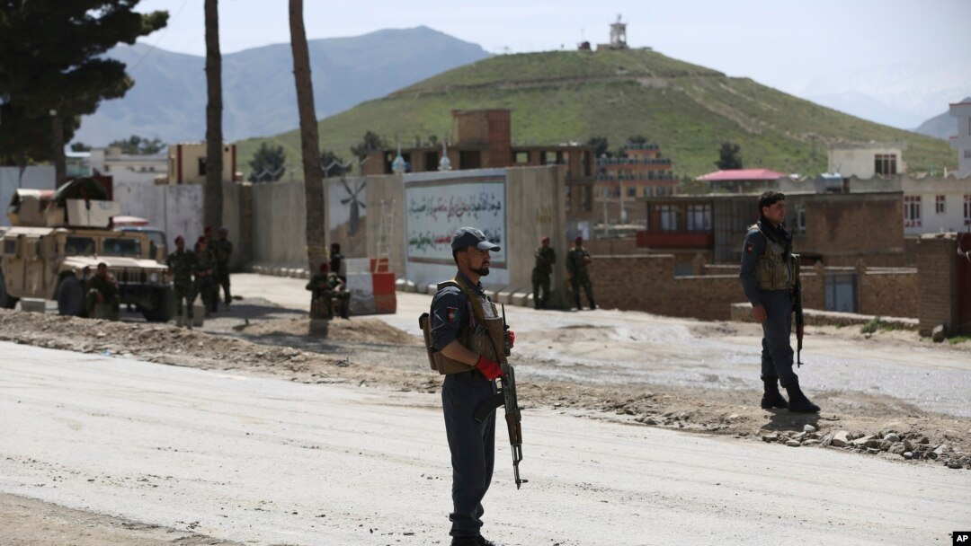 Seorang petugas keamanan berjaga di dekat lokasi ledakan di Kabul, Afghanistan, 29 April 2020. (Foto: dok).