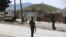 Le personnel de sécurité afghan monte la garde sur le site d'un attentat-suicide à la bombe dans la banlieue de Kaboul, en Afghanistan, le mercredi 29 avril 2020. 
