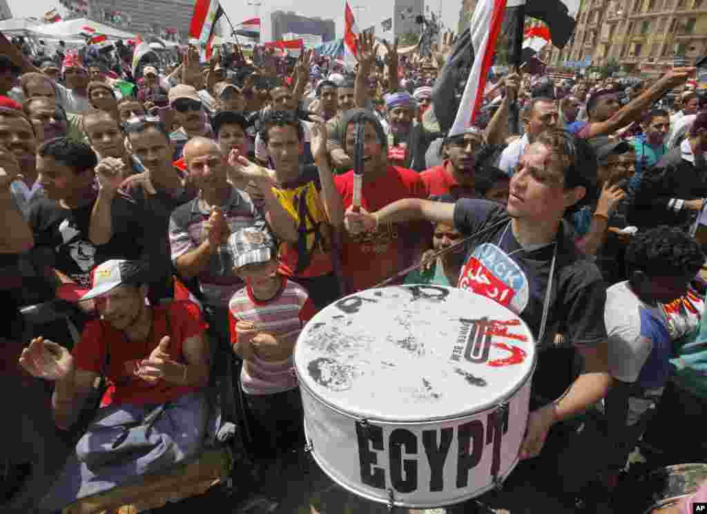 Demonstrasi menentang Presiden Mesir Mohammed Morsi di Alun-Alun Tahrir di Kairo (30/6). (AP/Amr Nabil) 