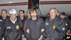 Russian arms trafficking suspect Viktor Bout, center, in US custody after being flown from Bangkok to New York, November 16, 2010