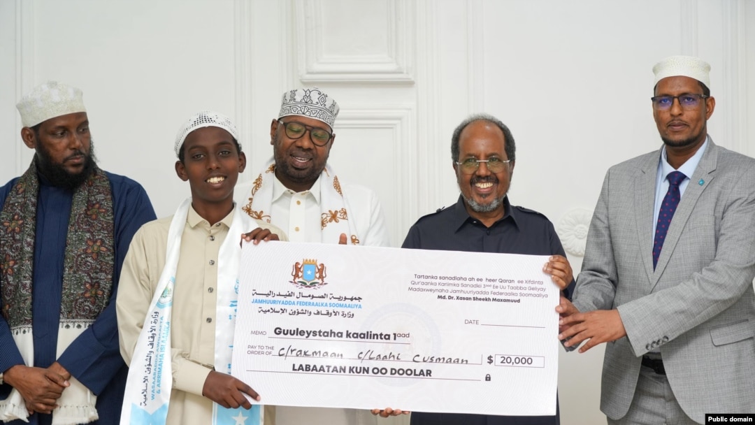 Madaxweyne Xasan iyo Madaxda Wasaaradda Diinta oo abaalmarin lacageed guddoon siinaya, wiilki ku guuleystay Tartanka Qur'aanka Kariimka ee Soomaaliya.