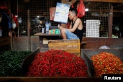 Seorang pedagang cabai menunggu pembeli di pasar tradisional, di Jakarta, 1 Oktober 2024. (Willy Kurniawan/REUTERS)