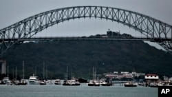 Kapal-kapl kecil berlabuh dekat Jembatan Amerika d pintu masuk ke Terusan Panama di Panama City, 31 Desember 2019.