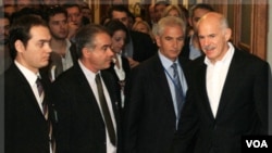 PM Papandreou menghadiri rapat darurat menteri Parlemen Yunani di Athena (8/11).