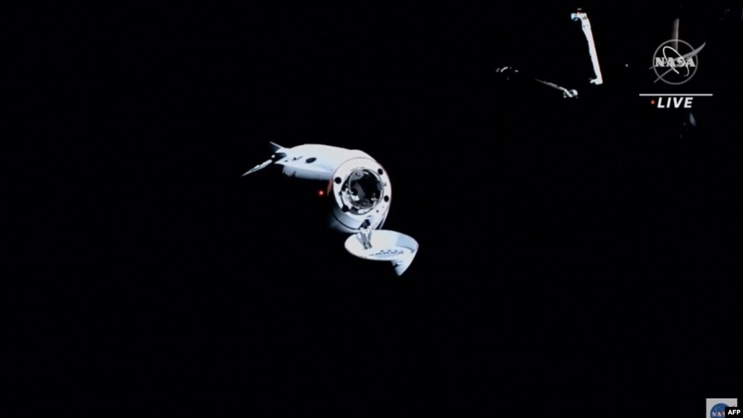 SpaceX Dragon dengan Misi Crew-3 bergerak mendekati Stasiun Antariksa International pada 11 November 2021. (Foto: Handout/NASA TV/AFP)