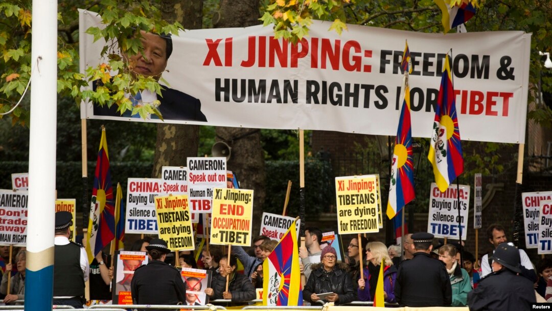 Para aktivis HAM melakukan demonstrasi bertepatan dengan acara penyambutan Presiden China, Xi Jinping oleh Ratu Inggris Elizabeth di istana Buckhingham, London hari Selasa (20/10).