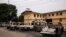 Des véhicules brûlés à l'extérieur du quartier général du commandement de l'État d'Imo de la police nigériane après que des hommes armés ont attaqué et incendié des propriétés dans l'État d'Imo, au Nigeria, le 5 avril 2021.