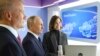 El presidente ruso, Vladimir Putin, al centro, y el consejero delegado de Sberbank, German Gref, izquierda, visitan una exposición de una conferencia sobre inteligencia artificial de AI Journey, el viernes 24 de noviembre de 2023, en Moscú, Rusia.