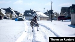 Una persona camina por las heladas calles de Pflugerville, en Texas, una localidad que se vio afectada por los cortes de luz, el 15 de febrero de 2021.