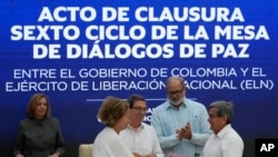 ARCHIVO - Representantes del gobierno de Colombia y del ELN durante su encuentro en La Habana, el 6 de febrero de 2024.