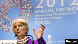 La directora del FMI, Christine Lagarde, habla durante la cita con el Banco Mundial en Tokio.