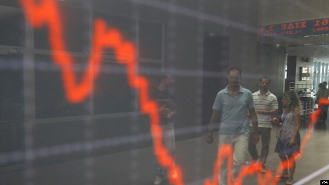Indeks saham di Athena, Yunani. Short selling diduga sebagai salah satu penyebab utama bergolaknya pasar saham.