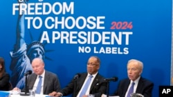 ARCHIVO - La dirección de No Labels e invitados, de izquierda a derecha, Dan Webb, el copresidente nacional Benjamin Chavis, y el presidente fundador y exsenador Joe Lieberman, hablan sobre las elecciones de 2024 en el National Press Club, en Washington, el 18 de enero de 2024.