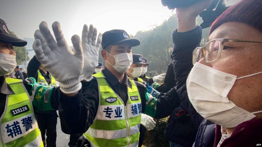 警察在上海浦东新区法院外面阻止记者拍摄录像。（2020年12月28日法新社）(photo:VOA)
