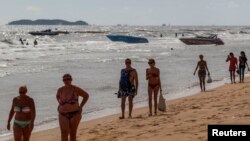 Wistawan asing di pantai Pattaya, Thailand (foto: dok). Jumlah wisatawan Rusia yang berkunjung ke Thailand berkurang drastis sejak Rusia mengalami krisis mata uang.