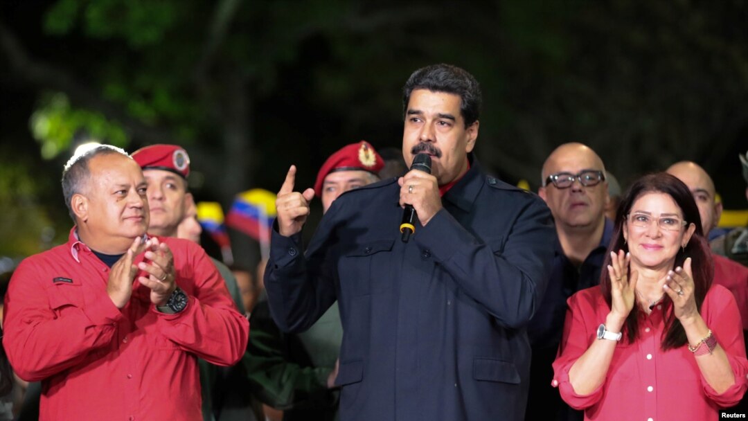 Presiden Venezuela Nicolas Maduro (tengah) memberikan keterangan seusai pertemuan dengan pemerintah di Istana Caracas, Venezuela, setelah hasil pemilihan gubernur diumumkan secara nasional, 15 Oktober 2017. 
