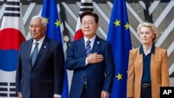 안토니오 코스타 유럽연합(EU) 정상회의 상임의장(왼쪽)과 우르줄라 폰데어라이엔 유럽연합 집행위원장(오른쪽)이 2026년 6월 10일 수요일 벨기에 브뤼셀의 유럽연합 정상회의 빌딩에서 열린 회담에 앞서 이재명 대통령을 환영하고 있다.