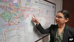 Emily Bonilla, comisionada del condado Orange, inspecciona un mapa de Florida en Orlando el 3 de junio del 2019. Bonilla teme que su distrito no será contado adecuadamente en el censo del 2020. (AP Photo/John Raoux)