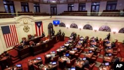 Los senadores se reúnen para analizar la confirmación de Pedro Pierluisi, en la actualidad el secretario de Estado, como nuevo gobernador en San Juan, Puerto Rico, el lunes 5 de agosto de 2019. (AP Foto/Dennis M. Rivera Pichardo)