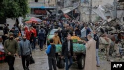 Palestinci kupuju na pijaci Al-Zavija u gradu Gazi tokom četvrtog dana primirja (Foto: Omar El-Qattaa / AFP)