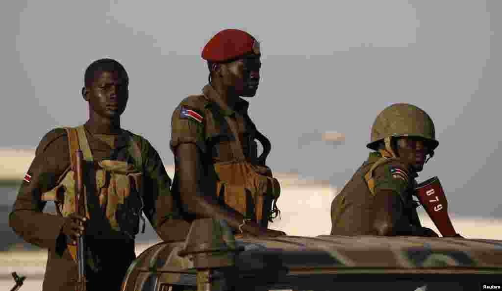 Soldados do exército sul sudanês nas ruas de Juba. Dez. 20, 2013.