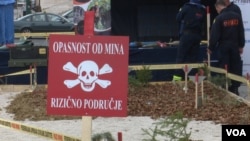 Znak za minsko područje na postavljenoj simuliranoj minski - rizičnoj površini ispred SCC-a u Sarajevu.