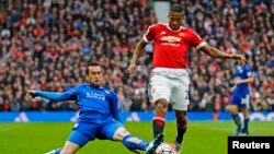 Antonio Valencia de Manchester United, à droite, tente un drible contré par Daniel Drinkwater de Leicester City lors d’un match de football du championnat d’Angleterre, 1er mai 2016.