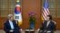 美国国务卿克里（左）2月13日在首尔会晤韩国外交部长官尹炳世
