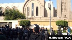 Polisi anti huru hara menjaga Katedral dan memblokir ruas jalan menuju kompleks Kathedral di Abassya, Kairo, Mesir, 11 Desember 2016. (Foto: dok).