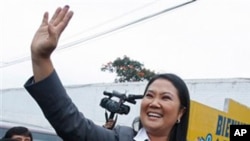 藤森庆子周日在利马的一个投票站向支持者挥手