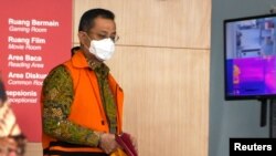 Mantan Menteri Sosial Indonesia Juliari Batubara di gedung Komisi Pemberantasan Korupsi (KPK), Jakarta, 23 Agustus 2021. Juliari divonis 12 tahun penjara karena skandal korupsi dana bansos COVID-19.(Antara Foto/Hafidz Mubarak A/via Reuters)