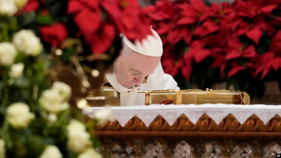 Paus Fransiskus melakukan Misa untuk menandai peringatan "Epifani" di Basilika Santo Petrus, Vatikan, Kamis 6 Januari 2022. 
