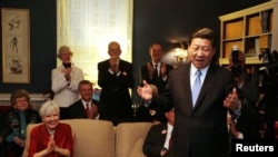 2012年2月，时任中国国家副主席习近平访问美国艾奥瓦州小镇马斯卡廷时到萨拉·兰蒂(Sarah Lande，左二)的家做客。（路透社/媒体联访）
