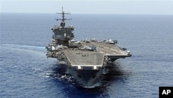 O porta aviões americano USS Enterprise, no Oceano Atlântico. Os Estados Unidos estão a movimentar forças navais e aéreas para as imediações da Líbia.