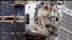 Cosmonautas rusos realizan una caminata espacial