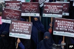 Para pendukung partai-partai keagamaan Pakistan menggelar demonstrasi mendukung rakyat Palestina di Karachi Rabu (11/10).