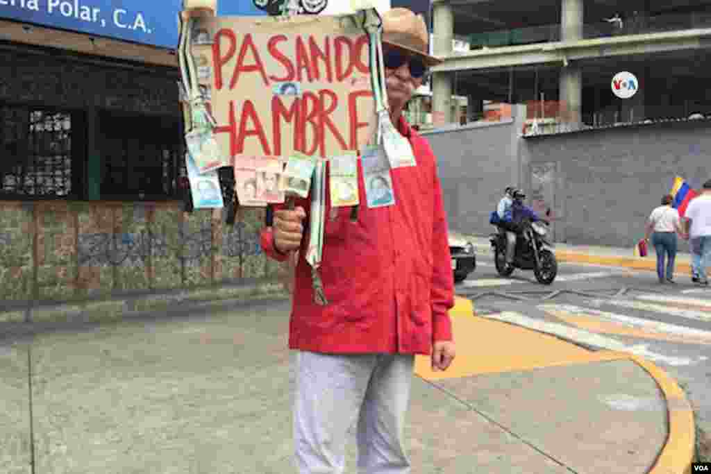 &quot;Pasamos hambre&quot; se lee en un cartel en denuncia a la terrible situación económica que atraviesa Venezuela.