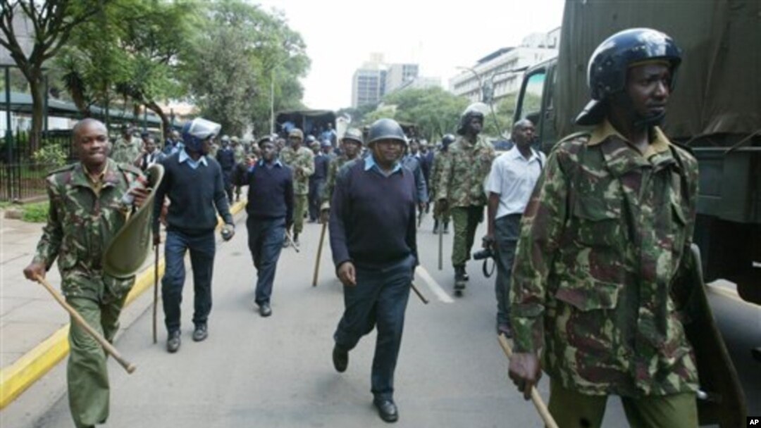 Pasukan keamanan dan polisi Kenya melakukan patroli di Nairobi (foto: dok). 34 polisi Kenya tewas akibat disergap oleh kawanan bersenjata, Sabtu (10/11).