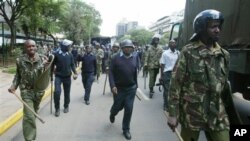 Pasukan keamanan dan polisi Kenya melakukan patroli di Nairobi (foto: dok). 34 polisi Kenya tewas akibat disergap oleh kawanan bersenjata, Sabtu (10/11).