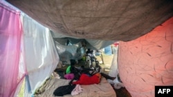 La gente se reúne en un campamento para personas que perdieron su hogar durante el terremoto del 14 de agosto en Les Cayes, Haití, el 23 de agosto de 2021.