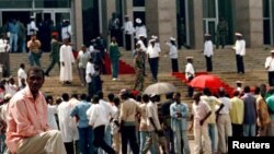 Une foule s’assemble à l’extérieur du parlement à Brazzaville, Congo, 25 octobre 1997.